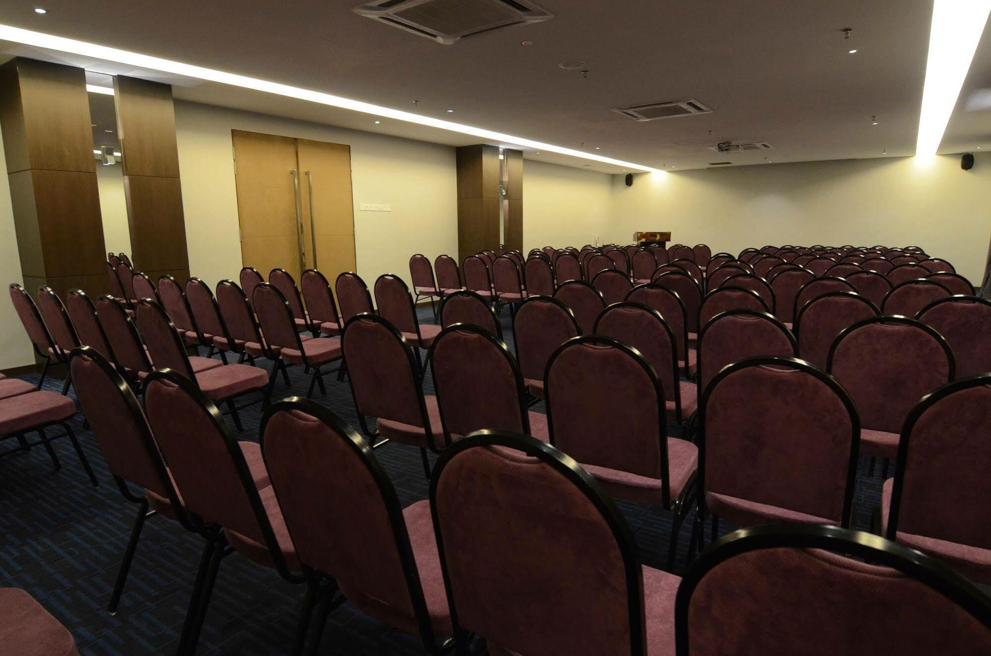 The Leverage Business Hotel Johor Bahru Buitenkant foto